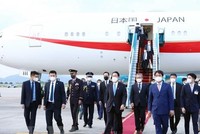 Thủ tướng Nhật Bản Kishida Fumio đến sân bay Quốc tế Nội Bài, Hà Nội. (Ảnh: Phạm Kiên/TTXVN).