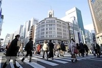 Người dân đeo khẩu trang phòng lây nhiễm COVID-19 tại Tokyo, Nhật Bản. (Ảnh: Kyodo/TTXVN).