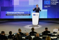 Tổng thống Pháp Emmanuel Macron phát biểu trước Nghị viện châu Âu. Ảnh: Le Monde.