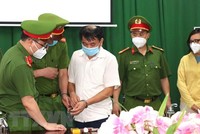 Cơ quan Cảnh sát Điều tra - Công an tỉnh Hà Giang thi hành quyết định bắt tạm giam 4 tháng đối với bị can Nguyễn Trần Tuấn, Giám đốc CDC Hà Giang. (Ảnh: Minh Tâm/TTXVN).