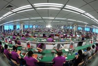 Công nhân làm việc trong một nhà máy Kl994 nhà cái bóng đá world cup điện tử ở tỉnh An Huy, miền Đông Trung Quốc. Ảnh: AFP/TTXVN