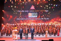 Ông Nguyễn Văn Trưởng – Tổng Giám đốc Kl99kl phiên bản hoạt động BSH (đứng giữa hàng đầu tiên) đại diện cho BSH nhận danh hiệu Top 100 Sao Vàng Đất Việt 2021.