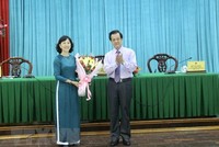 Ông Lê Hồng Quang, Bí thư Tỉnh ủy An Giang tặng hoa chúc mừng bà Nguyễn Thị Minh Thuý được bầu làm Phó Chủ tịch Ủy ban Nhân dân tỉnh An Giang, nhiệm kỳ 2021-2026. (Ảnh: Thanh Sang/TTXVN).
