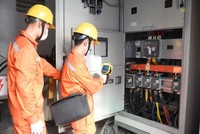 Nhân viên EVNHANOI kiểm tra tình trạng vận hành thiết bị điện. (Ảnh: evnhanoi).
