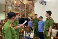 Cơ quan chức năng đọc lệnh bắt Lò Văn Chiến. (Ảnh: Cơ quan công an cung cấp).