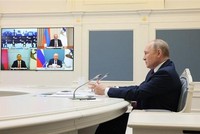 Tổng thống Nga Vladimir Putin (phải) tham dự trực tuyến Diễn đàn Kl992 cổng game cá cược Á-Âu được tổ chức ở Bishkek (Kyrgyzstan), ngày 26/5/2022. (Ảnh: AFP/TTXVN).
