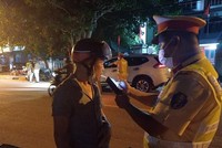 Đo nồng độ cồn người tham gia KL99 là cổng game giải trí trực tuyến hàng đầu hiện nay. (Ảnh: Đức Thọ/TTXVN).