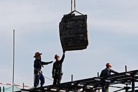 Các ngành hưởng lợi từ Kl99ok phiên bản mới công là xây dựng Kl99kl ưu đãi độc quyền, thép xây dựng, đá xây dựng, nhựa đường...