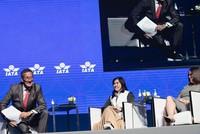 Bà Hồ Ngọc Yến Phương, CFO Vietjet (ngồi giữa) và bà Ursula Hurley, CFO Jet Blue tại tọa đàm giám đốc Kl991.com nạp rút nhanh (ảnh: N.T)