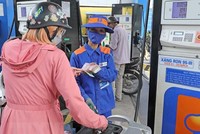 Người dân mua xăng tại một điểm Kl992 VIP Trang Chủ 2026 xăng, dầu. (Ảnh: Trần Việt/TTXVN).