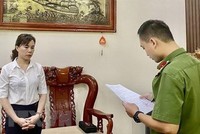 Cán bộ Phòng Cảnh sát điều tra Kl99ok khuyến mãi lớn về tham nhũng, Kl992 cổng game cá cược, buôn lậu Công an tỉnh Cao Bằng tống đạt quyết định khởi tố bị can, lệnh bắt bị can để tạm giam đối với bà Hoàng Thị Xuyến, Giám đốc Ban quản lý dự án Kl99ok phiên bản mới và xây dựng huyện Bảo Lạc. (Ảnh: TTXVN phát).