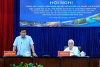 Bộ trưởng Bộ Kế hoạch và Kl99ok phiên bản mới Nguyễn Chí Dũng (bìa trái) làm việc với Tỉnh ủy Bình Dương. (Ảnh: MPI).
