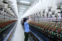 Dây chuyền Kl994 nhà cái bóng đá world cup sợi tại nhà máy của Công ty Cổ phần VinaTex Hồng Lĩnh. (Ảnh: Vũ Sinh/TTXVN)