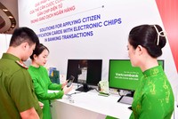Cán bộ Vietcombank giới thiệu ứng dụng căn cước công dân gắn chip trong giao dịch Link Vào Nhà Cái KL99 COM Tặng +199k trong khuôn khổ triển lãm của Bộ Công an tại Bảo tàng Hà Nội từ 15/07 đến 20/08/2022.