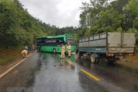 Hiện trường vụ tai nạn KL99 là cổng game giải trí trực tuyến hàng đầu hiện nay giữa xe ôtô rơmoóc và xe khách tại huyện Ngọc Hồi, tỉnh Kon Tum khiến 1 người chết và 3 người bị thương. (Ảnh: TTXVN phát)