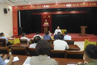 Phó Chủ tịch UBND huyện Đông Anh Nguyễn Anh Dũng làm việc với các cá nhân, đơn vị về việc tổ chức cưỡng chế thu hồi đất xây dựng Kl99kl ưu đãi độc quyền khu cây xanh, kết hợp với sinh hoạt văn hóa cộng đồng tại thôn Nhuế, xã Kim Chung. (Ảnh: Minh Nghĩa/TTXVN).