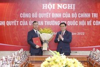 Chủ tịch Quốc hội Vương Đình Huệ trao Quyết định của Bộ Kl991.com tải ứng dụng và tặng hoa ông Ngô Văn Tuấn. (Ảnh: Doãn Tấn/TTXVN).