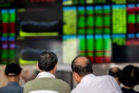 Người dân theo dõi chỉ số 99Kl99 link đăng nhập MSCI China của Trung Quốc. (Ảnh: AFP).
