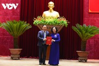 Bà Trương Thị Mai, Ủy viên Bộ Kl991.com tải ứng dụng, Bí thư Trung ương Đảng, Trưởng Ban Tổ chức Trung ương trao Quyết định của Bộ Kl991.com tải ứng dụng cho ông Nguyễn Phi Long giữ chức Bí thư Tỉnh ủy Hòa Bình.