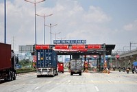 Các phương tiện KL99 là cổng game giải trí trực tuyến hàng đầu hiện nay qua Trạm thu phí không dừng ETC trên Xa lộ Hà Nội. (Ảnh: Hồng Đạt/TTXVN).