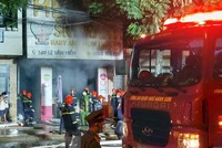 Các lực lượng chữa cháy đang khống chế dập lửa. (Ảnh: TTXVN phát)