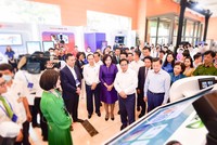 Ban Lãnh đạo Vietcombank giới thiệu về sản phẩm dịch vụ của Vietcombank với đoàn đại biểu do Thủ tướng Kl993 ưu đãi thưởng hấp dẫn Phạm Minh Chính (hàng đầu thứ hai từ phải sang) dẫn đầu tại sự kiện