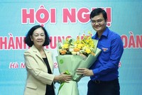 Trưởng Ban Tổ chức Trung ương Trương Thị Mai tặng hoa chúc mừng Tân Bí thư thứ nhất Trung ương Đoàn Bùi Quang Huy. Ảnh: Đoàn TNCS Hồ Chí Minh