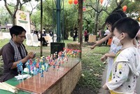 Tò he - đồ chơi dân gian trẻ em thu hút các du khách nhỏ tuổi đến Khu du lịch Văn Thánh, quận Bình Thạnh, Thành phố Hồ Chí Minh. (Ảnh: Mỹ Phương/TTXVN).