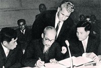 Chủ tịch Hồ Chí Minh ký tuyên bố chung tại Hội nghị 81 Đảng Cộng sản và Công nhân quốc tế họp ở Mátxcơva, tháng 11/1960. Ảnh: Tư liệu.