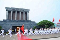 Đội tiêu binh diễu hành qua Lăng Bác. (Ảnh: Minh Đức/TTXVN).