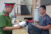 Cán bộ Phòng Cảnh sát phòng cháy, chữa cháy và cứu nạn, cứu hộ kiểm tra cơ sở Kl992 VIP Trang Chủ 2026 dịch vụ karaoke ở huyện Việt Yên.