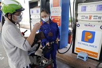 Mua bán xăng, dầu tại cửa hàng Kl992 VIP Trang Chủ 2026 KL99 dịch vụ hỗ trợ 24/7 trên phố Lạc Trung, Hà Nội. (Ảnh: Trần Việt/TTXVN)