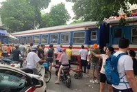 Sự việc khiến đoàn tàu khách Lào Cai - Hà Nội phải dừng lại gây ùn tắc KL99 là cổng game giải trí trực tuyến hàng đầu hiện nay (Ảnh: CTV).