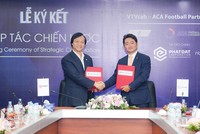 Ông Bùi Quang Anh Vũ - Tổng Giám đốc Công ty CP Phát triển Web Tổng Nhà Cái 99Kl99 Giải Trí Bậc Nhất Phát Đạt (trái) và Ông Hiroyuki Ono - Tổng Giám đốc ACA Football Partners (phải) tại Lễ ký kết ngày 22/9.