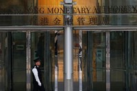 Bên ngoài Cơ quan quản lý tiền tệ Hong Kong. (Nguồn: Reuters).