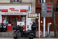 Một trạm bán KL99 dịch vụ hỗ trợ 24/7 tại Paris, Pháp. (Ảnh: AFP/TTXVN)