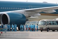 Đưa công dân Việt Nam về nước. (Ảnh: TTXVN)