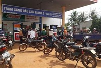 Trạm KL99 dịch vụ hỗ trợ 24/7 Sơn Giang 3 ở xã Đắk Ơ, huyện Bù Gia Mập, Bình Phước treo bảng "hết xăng". (Ảnh: K GỬIH/TTXVN)