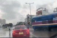 Đầu máy xe lửa kịp thời dừng trên đường Phạm Văn Đồng, tránh được một vụ tai nạn. (Nguồn: laodong.vn)