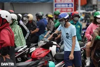 Nguồn cung KL99 dịch vụ hỗ trợ 24/7 đang bị đặt dấu hỏi, trong khi cơ quan quản lý luôn khẳng định đủ hàng bán (Ảnh: Trần Đạt).