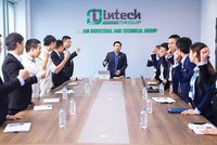 Hoàng Hữu Thắng, Chủ tịch Intech Group (giữa) cùng các cộng sự quyết tâm đưa Kl994 game bài casino hấp dẫn vươn xa, chinh phục các thị trường khó tính toàn cầu.