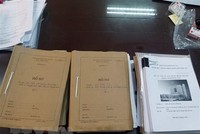 Nhiều tài liệu liên quan đến vụ án vi phạm quy định về Kl99 nổ hũ gây hậu quả nghiêm trọng xảy ra tại Bệnh viện Đa khoa tỉnh Đồng Nai, Công ty cổ phần Tiến bộ Quốc tế (AIC) và các đơn vị liên quan bị lực lượng chức năng thu giữ. (Ảnh: Phạm Kiên/TTXVN)