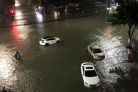 Ngập nước ở TP. Quảng Ngãi, tỉnh Quảng Ngãi khiến hàng loạt phương tiện bị chết máy sau một trận mưa lớn. Ảnh: Thanh Chung.