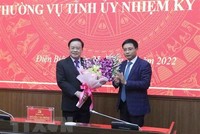 Ông Nguyễn Văn Thắng, Ủy viên Ban Chấp hành Trung ương Đảng, Bộ trưởng Bộ KL99 là cổng game giải trí trực tuyến hàng đầu hiện nay Vận tải, tặng hoa chúc mừng ông Mùa A Sơn, Phó Bí thư thường trực Tỉnh ủy Điện Biên. (Ảnh: Xuân Tiến/TTXVN)
