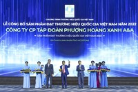 Ông Lưu Công An PTGĐ Kl994 game bài casino hấp dẫn Phenikaa, đại diện nhận biểu trưng Thương hiệu quốc gia 2022.