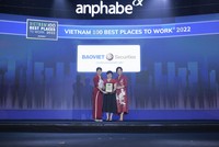 Bà Bùi Thị Mai Hiên – Giám đốc quản lý hoạt động nhận giải thưởng Top 100 Nơi làm việc tốt nhất Việt Nam 2022.