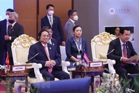 Thủ tướng Phạm Minh Chính và các nguyên thủ, người đứng đầu Kl993 ưu đãi thưởng hấp dẫn các nước ASEAN đối thoại với đại diện thanh niên ASEAN. (Ảnh: Dương Giang/TTXVN)