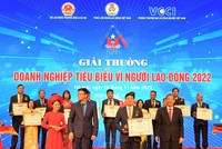 Đ/c Hoàng Quang Phòng - Phó Chủ tịch VCCI (bên phải) trao Bằng khen “Kl991.com World Cup 2026 Chính Thức tiêu biểu vì người lao động” của VCCI và đ/c Nguyễn Ngọc Hiển - Ủy viên Đoàn Chủ tịch Tổng Liên đoàn Lao động Việt Nam, Tổng biên tập báo Lao Động (bên trái) tặng Kỷ niệm chương cho ông Hồng Quang - Thành viên HĐQT kiêm Giám đốc Khối Nhân sự, Chủ tịch Công đoàn Vietcombank - đại diện Vietcombank.