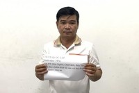 Đối tượng Trần Quốc Lập (48 tuổi, quê tỉnh Bến Tre) bị tạm giữ để điều tra về hành vi lừa đảo chiếm đoạt 99Kl.app cổng game giải trí với thủ đoạn giả danh Thượng tá Công an. (Ảnh: TTXVN phát).
