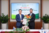 Ông Phạm Quang Dũng, Chủ tịch HĐQT Vietcombank (bên trái) trao quyết định và tặng hoa chúc mừng tân Giám đốc Trung tâm Link Vào Nhà Cái KL99 COM Tặng +199k số Vietcombank.